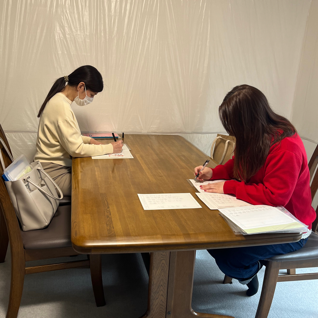 大野城市の裕虹書道教室で硬筆の稽古をする大人の生徒