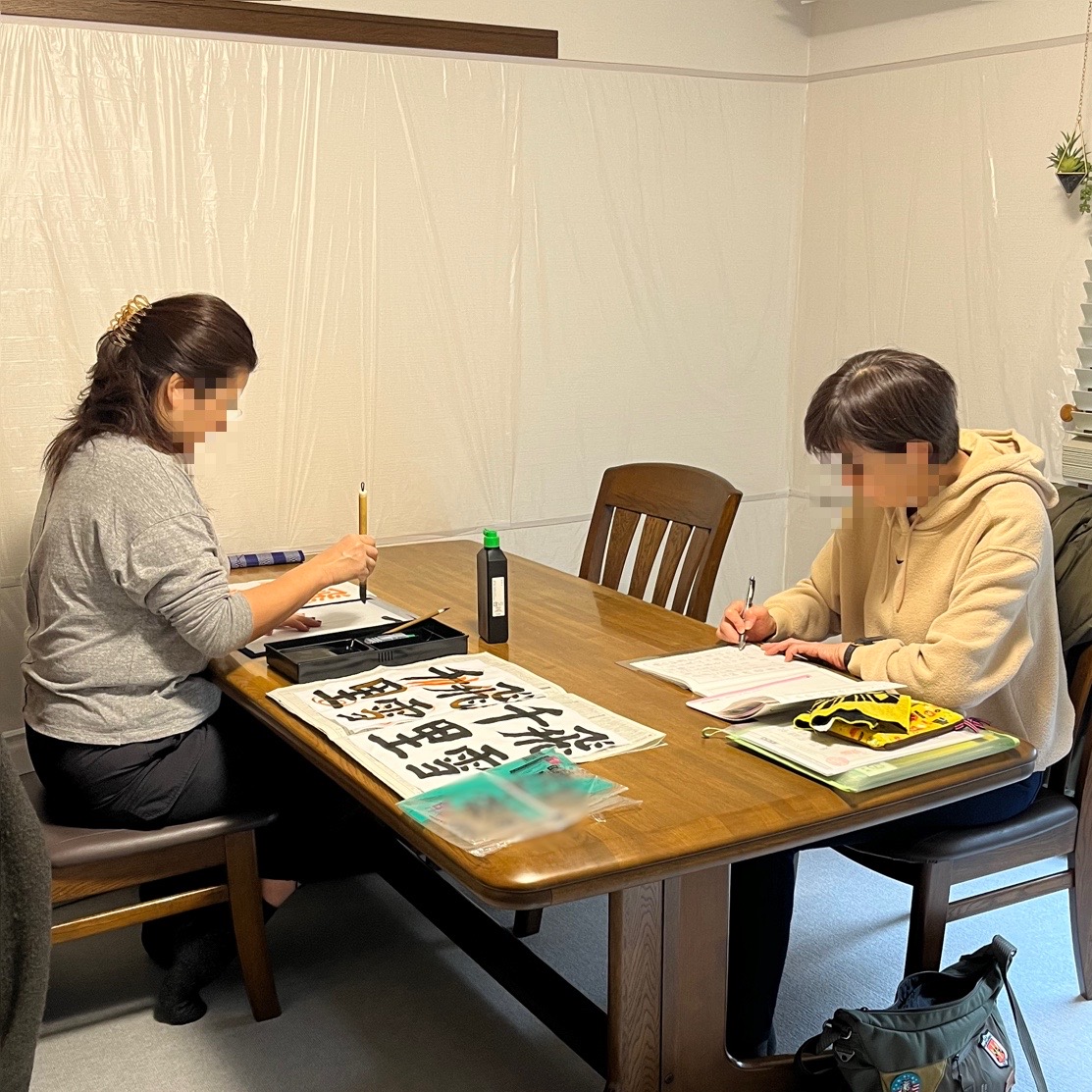 裕虹書道教室で毛筆と硬筆それぞれの稽古に取り組む大人の生徒