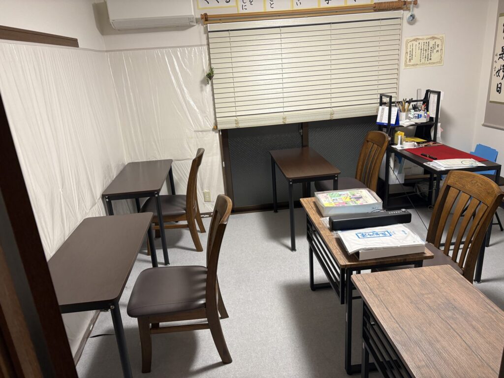 大野城市の書道教室 大人の部の教室。1人1台の机が6席並ぶ